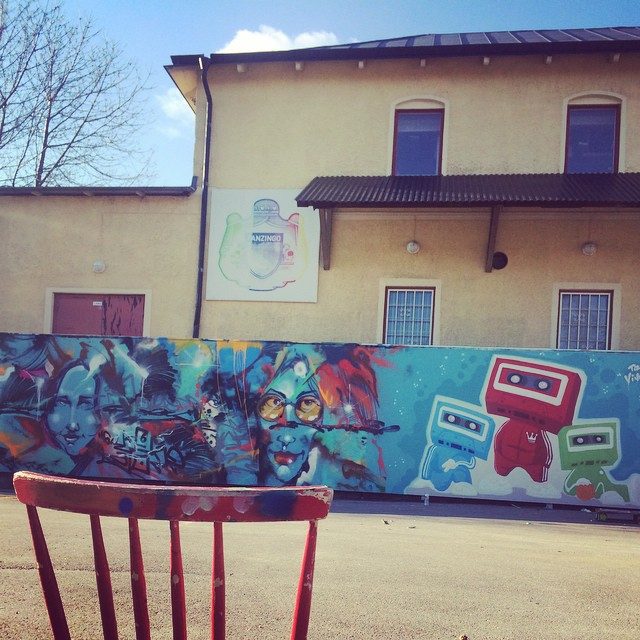 Utanför vårt hus har vi en graffitivägg, nya konstverk minst varje vecka!
