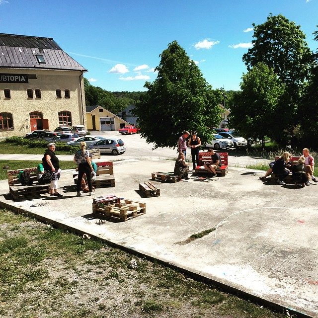 Idag håller vi i en filmworkshop med tjugo Kulturskolan-pedagoger från Ekerö. Just nu genomgång av bildmanus i smågrupper ute i det fria...