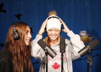 Elever lär sig läsa med radio