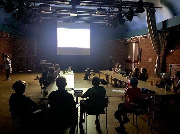 Tillsammans med Nykvarns Bibliotek arrangerade Fanzingo en tredagars filmkurs för unga i Nykvarn förra veckan. Det blev tre väldigt roliga och intensiva dagar, fyllda av skapande och kreativitet. I fredags hade 14 deltagare världspremiär av sina filmer i bion på biblioteket! 
På plats var Sveriges Radio som intervjuade två av våra duktiga deltagare Saga och Alva om deras upplevelse av kursen. Länk till inslaget ligger i vår profil!

Vill du boka något av våra koncept? Fanzingo erbjuder flera koncept inom Skapande Skola. De mest bokade koncepten är ”Saga med din iPad” , “Filmrally” och ”Filmreportage”
Läs mer om våra koncept via länken i vår profil. 
Våra workshops går även att boka digitalt! ⁠⁠