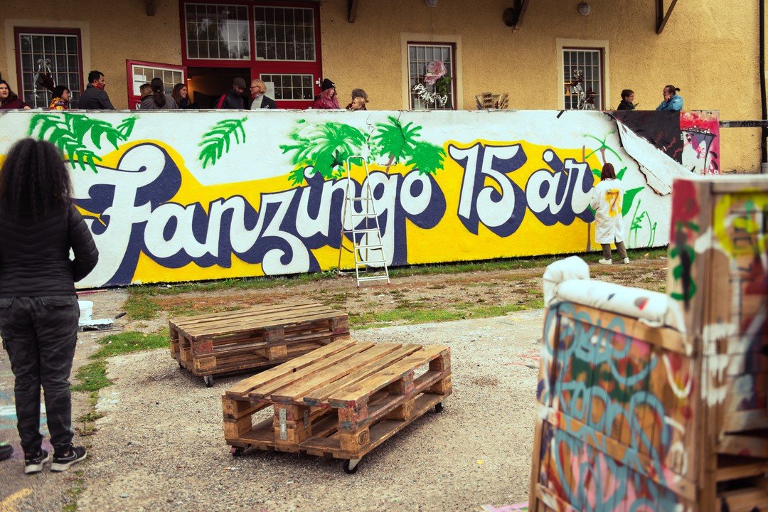 Tusen tack till er alla som under eftermiddagen och kvällen kom och firade Fanzingo 15 år, vilken fest! 

Tack till @fargsattarna som kom och målade graffiti-väggen så fint dagen till ära! Tack till Sara för att du var en sån grym host! Tack till @subtopiabotkyrka med personal för all hjälp med fixandet, deltagande, salsa-dans och fina presenter, nu kan vi dricka bubbelvatten och äta popcorn varje dag! 

Tack till alla artister från @fanzingos_medialabb som uppträdde - magiskt! Tack till Dj Rayo för skön musik hela kvällen! Tack till Shoo- redaktionen för realasen av er fantastiska tidning! Och tack @emmadominguezm för ett sånt snyggt omslag! Tack till alla unga filmskapare och radiomakare för premiären och eftersnack  i bion, vi blev alla berörda! 

Tack till styrelsen för att ni kom och delade med er om ert engagemang i Fanzingo. Tack till Ewi och Cathrine för all hjälp med utsmyckning och med utställningen inne på Fanzingo. Tack Jens för filmuppselet i bion! Tack till Radiototalnormal för er utomhus-livesändning! Tack till Jenny & Sara för sneak-peak av Fanzingos kommande rapport.

Tack till alla som har swishat till blommor! 
Sist men inte minst: Tack till er alla som genom ert engagemang och med viktiga perspektiv och unika berättelser - gör Fanzingo till Sveriges viktigaste mediehus!