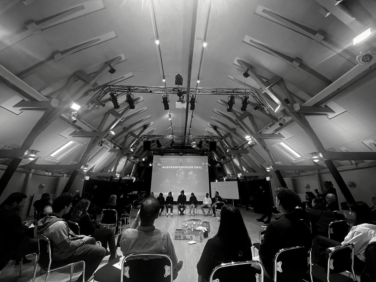 "Hur är det att vara ung kille och man i Alby?"

Fanzingo arrangerade Albykonferensen 2021 med temat ovan som blev ett värdefullt och gripande möte mellan unga män i Botkyrka och polis, rektorer, politiker & föräldrar. 

De unga är experterna som vi alla behöver lyssna och lära av.

"Unga sitter på erfarenheter och kunskaper som samhället måste ta tillvara på bättre" säger Luis Lineo från Fanzingo som höll i konferensen.

Albykonferensen arrangerades av Alby Nätverksgrupp med stöd av Botkyrka Kommun @botkyrkakommun