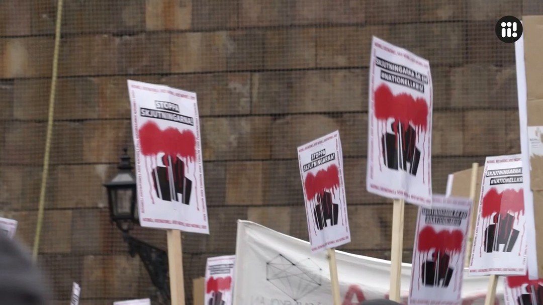 Hur kan vi tillsammans förebygga våld? 

Tidigare i höst var korrespondenterna Helen Ablatova och Julia Ammouri på plats när 300 mammor från Järva tillsammans med @kollektivsorg anordnade en demonstration utanför riksdagen. De krävde ett slut på det eskalerande våldet i förorterna.

- Om det verkligen stämmer att alla står lika inför lagen och är lika mycket värda i landet ta ansvar för det som sker, säger Ali Shohani, deltagare och talare. 

Se fler produktioner av våra korrespondenter på @sverigesroster.se & hemsida: sverigesroster.se