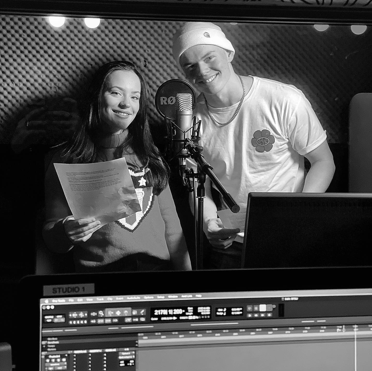 KAN VI PRATA-PODDEN🎙
It's a wrap! Nu är inspelningen klar av podden "KAN VI PRATA?" 

Den är skapad av en ung redaktion och är till för föräldrar och hur de kan bli ett bättre stöd för unga i frågor kring sex, relationer & identitet. 

Podden innehåller konkreta tips, reflektioner/diskussioner och exempel på möten/samtal som varit bra eller kan förbättras. Exempel på teman som tas upp är "första samtalet" "kan man visa stöd på annat sätt än att prata?" "andra viktiga vuxna", "presentera sin partner" och mycket mer! 

Yasin, som var poddens moderator, avslutar med orden: "Vi hoppas att ni blir inspirerade! För i slutänden gynnar de oss alla!" 

Podden är skapad på uppdrag av RFSU Stockholm @rfsusthlm med stöd av Arvsfonden @arvsfonden