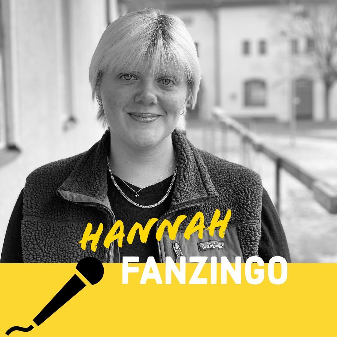Hallå, Hannah Florin som gör praktik på Fanzingo nu under våren! Hannah studerar Mångfaldstudier på Stockholms Universitet.

🟡Varmt välkommen, vad kommer du göra under din praktik hos oss?
-Nu håller jag främst på med förberedelserna inför en gala som vi hjälper till att arrangera, så kul! Jag kommer också jobba en del med kommunikation, och säkert hoppa på en del andra projekt allteftersom.

🟡Vet du vad du vill jobba med när du är färdig med din utbildning?
-...får man svara Fanzingo utan att verka alltför inställsam?

🟡Vad hoppas du få lära dig och bidra med under din tid här?
-Jag hoppas att jag lär mig mycket om att faktiskt jobba praktiskt. Studieåren är så himla teoretiska - jag vill "ut i fält" nu och lära mig hur man kan jobba med förändring!

🟡Om du fick förändra och påverka något inom mediebranschen vad skulle det vara?
-Färre vita gubbar. Mer representation!

🟡Om du var en superhjälte, vilken superkraft skulle du vilja ha och varför?
-Att teleportera mig! Eller kanske klona mig? Jag vill vara på för många platser samtidigt, något som löser det!

🟡Har du något/några film-, serie-, podd- eller boktips du kan dela med dig av?
-Jag läste precis ut Samtal med vänner av Sally Rooney, läs den! Och när vi ändå är inne på Sally Rooney måste ni också läsa (och se) ’Normala människor’. Och så måste jag också få tipsa om den senaste filmen jag såg på bio: Joachim Triers ’Världens värsta människa’.

🟡Vad ser du mest framemot med våren?
-Öl på uteservering och kalla dopp i Årstaviken.

Varmt välkommen Hannah!