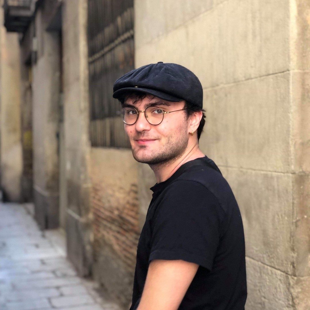 Hallå där Fanzingos unga korrespondent Emanuel Silva som precis fått jobb på Aftonbladet och nu bland annat rapporterar om kriget i Ukraina: 

Hur fick du jobbet på Aftonbladet?
– Jag läser sista terminen på Journalistprogrammet och gör min praktik på Aftonbladet. Första dagen sa jag till mina chefer att mitt mål var att få fortsätta jobba efter praktiken. Och efter några veckor fick jag glädjebeskedet (bra tidningsord) att jag får vara kvar under sommaren och hösten. 

Nyligen skrev du en artikel i Aftonbladet om 15-åriga Alena Zagreba i krigsdrabbade Mariupol i Ukraina och hennes vardag där. Hur var det att höra hennes berättelse?
– Mariupol har länge varit en av Ukrainas mest isolerade platser under kriget. Och det har varit svårt för journalister att komma i kontakt med civilbefolkningen där. Därför kändes det viktigt och meningsfullt, men också hjärtskärande, att höra vad Alena varit med om.

Finns det något från din tid som ung korrespondent på Fanzingo som du kan ta med dig in i jobbet på ett större mediehus?
– På ett personligt plan har Fanzingo gett mig ett större självförtroende. Det har setts som en självklarhet att man som ung korrespondent får och kan kommentera partiledartal och intervjua ministrar. På ett professionellt plan fortsätter jag med uppdraget att skildra det unga perspektivet i nyhetsbevakningen. 

Har du några bra råd att ge till våra andra unga korrespondenter eller ungdomar därute som vill göra sina röster hörda?
– Skicka nyhetstips till mig! Har du varit med om något som borde uppmärksammas, vill förändra något där du bor eller har idéer kring hur nyhetsbevakningen om och för unga borde se ut? Mejla mig! I övrigt: Om ingen ger en plats måste man ta plats. Gör din röst hörd genom att skriva, podda, filma och lägg ut på sociala medier. Har man något intressant och bra att säga ökar chansen att någon lyssnar. Jag är övertygad om att alla människor har något viktigt att säga. 

Tipsa Emanuel! emanuel.silva@aftonbladet.se

️FORTSÄTTNING I KOMMENTARER....