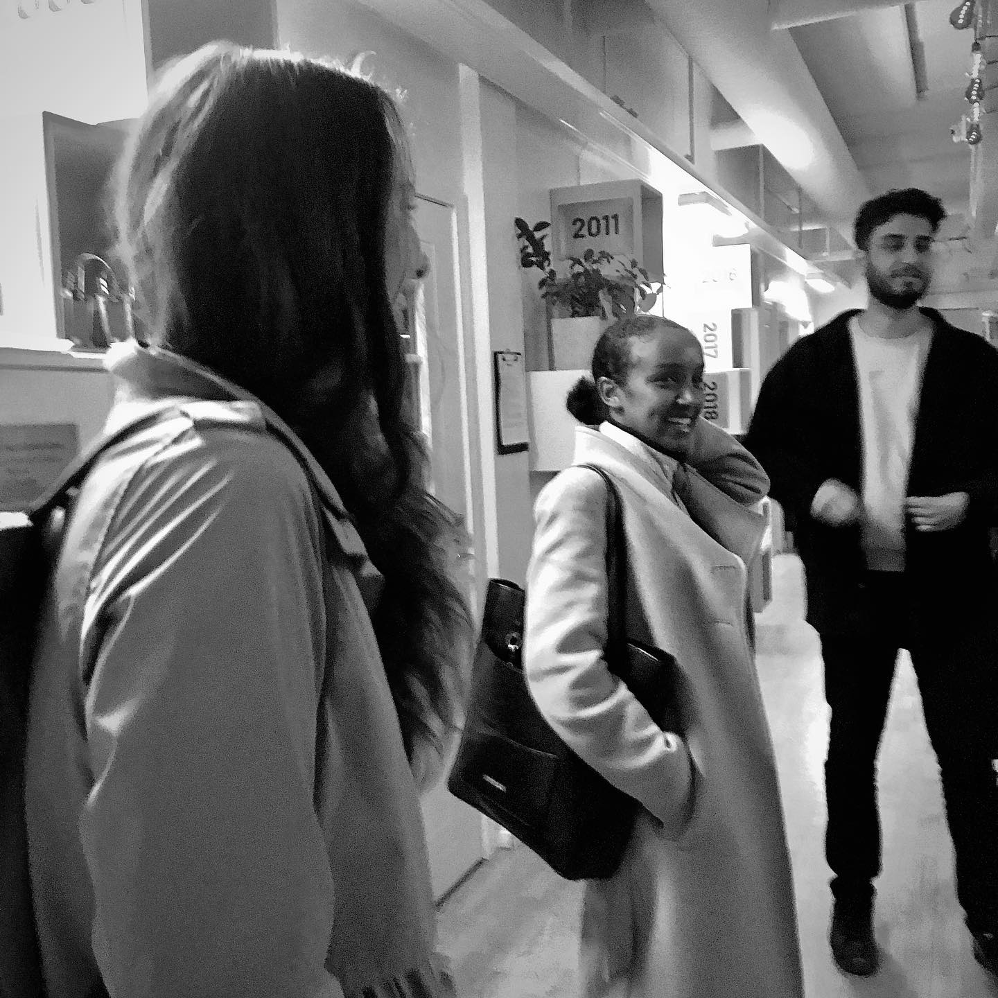 NYA RÖSTER:WORKSHOP PÅGÅR! 📽

Den populära filmkursen för unga filmtalanger pågår för fullt  på Fanzingo. Under våren har gruppen träffats under måndagskvällarna och fått verktyg, utbildning och handledning i alltfrån manus, budget och regivision. Alla åtta kursdeltagare jobbar nu intensivt med att utveckla ett eget kortfilmprojekt under handeldning av filmregissören Sebastian Johansson Micci. Målet är att kursdeltagarna hittar det som är viktigt och unikt i deras filmidé och att de känner självförtroende att förverkliga den. Många har redan kommit en bra bit på vägen och vissa har planerade inspelningar redan i sommar. 

Idil M Gurey, är en av kursdeltagarna, och som varit på Fanzingo i flera olika sammanhang tidigare: 
- Ett av mina första jobb inom branschen var på Fanzingo, så det är jättekul att vara tillbaka fast i ett annat sammanhang. Detta visar på Fanzingos unika bredd och hur det som mediehus stöttar skapare i olika stadier av sin karriär. 

Vad ser du mest fram emot under kursens gång? 
- Det jag ser mest fram emot är att kunna ta del av Sebastian och hela gängets kunskaper, samt tidigare erfarenheter. Jag hoppas även att få praktiska verktyg som jag kan direkt applicera på min kortfilm och andra projekt framöver.

Kursen görs tillsammans med Film Stockholm med stöd av Svenska Filminstitutet. Kursens syfte är att få in nya röster i filmbranschen.