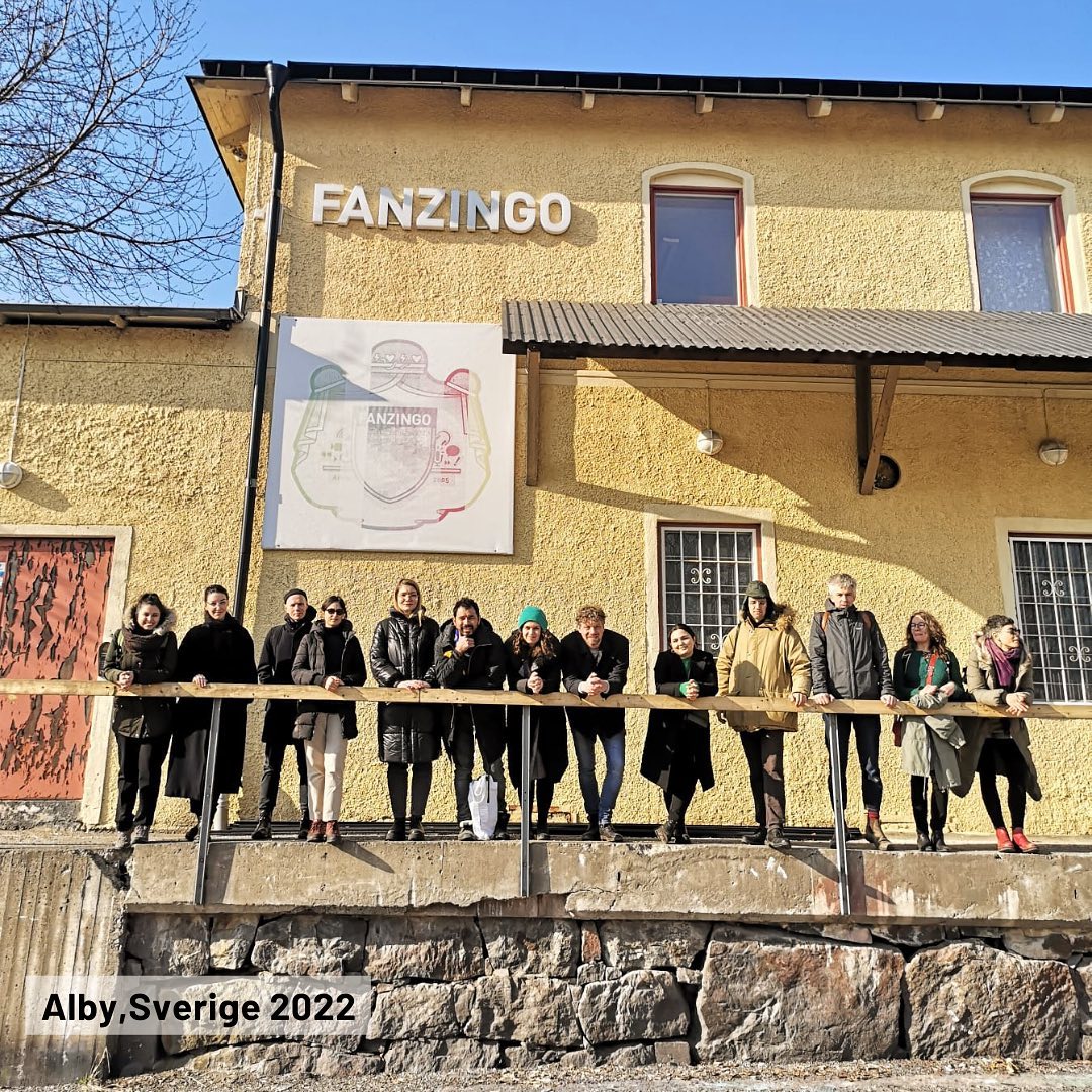 "We became community builders and providers of activism infrastructure"

Tre år har gått sedan vårt första träff i Marseille med våra internationella partners i projektet MediActivsim. Förra veckan hade vi avslutning på Fanzingo med utvärdering och sammanställning av en rapport. I tre år har vi tillsammans producerat produktioner, utvecklat metoder och gjort aktiviteter på temat "Rätten till Staden".

Det jag tar med mig från projektet är metoden "Reversed Townhall Powered by Storytelling" som vi utvecklade i Bryssel tillsammans, säger Luis Lineo projektledare för MediActivism. Det är en slags "tvärtomkonferens" mellan unga och vuxna beslutsfattare, där de unga är experterna - som alla behöver lyssna och lära av. Fanzingo har tex använt metoden på möten mellan unga Botkyrkabor och beslutsfattare i kommunen och det blev ett väldigt värdefullt och gripande möte.

Mer info: 
MediActivism är ett internationellt projekt som Fanzingo var med och startade för tre år sedan. Det handlar om att nå ut med berättelser som definierar rätten till staden och påverka sin stad med hjälp av olika mediaverktyg. Projektet är ett samarbete mellan fem olika organisationer som alla har ett fokus på journalistik och kultur i Polen, Kroatien, Spanien, Frankrike och Nederländerna. ⁠⁠
Projektet stöds av European Cultural Foundation @europeanculturalfoundation 
@rightothecity 
@zemos98 
@krytykapolityczna 
@kulturpunkt 
@lestetesdelart