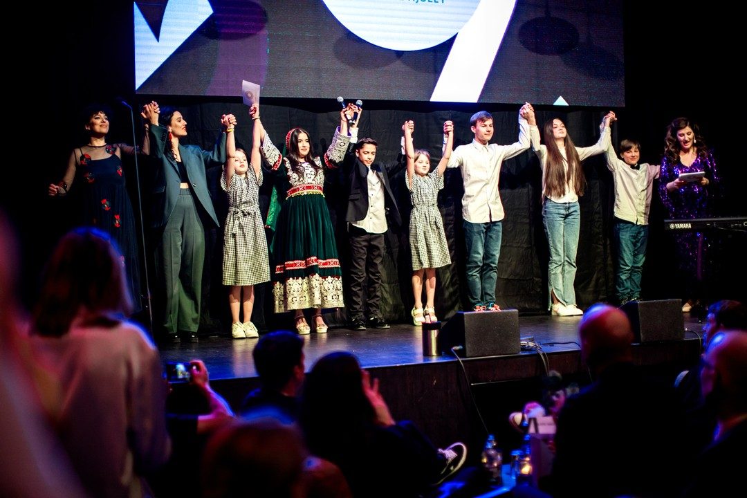 FANZINGO PRODUCERAR UNIKT SCENPROGRAM PÅ GALAN GYLLENE HJULET  

I år fick Fanzingo det stora och ärofyllda uppdraget att producera scenprogrammet på galan Gyllene Hjulet. Med över 600 gäster inom sponsring- och eventbranschen delades 21 priser ut på galan som ägde rum på nyöppnade Biblioteket Live i Stockholm.

Årets koncept hade fokus på ordet, språket och den unika personen och Fanzingo fick uppdrag att utmana och tänka innovativt kring vad en gala kan vara.

– Jag är stolt över att Fanzingo fick möjlighet att skapa innehållet till en gala med ett genomgående tänk kring representation och mångfald och hoppas att fler stora arrangemang vågar utmana sina normer såsom Sponsrings- & Eventsverige nu gör, säger Ellen Tejle vd på Fanzingo.

Fanzingo castade och regisserade uppemot 30 artister som med egna kulturuttryck, språk och artisteri tolkade motiveringarna till alla vinnare. Galapubliken fick uppleva hiphop, opera, mim, graffiti, spoken word, västafrikansk kora, svensk jazz, ordvitsar och teckenspråk innan vinnarna i respektive kategori presenteras.

Under galans mellanakt gestaltade barn och unga från olika delar av världen berättelser om flykt och krig. Med klassiskt ukrainskt pianospel och dikten “Flykten valde oss” på dari, ukrainska, svenska och svenskt teckenspråk, lämnades ingen oberörd. Aron som vann Talang 2022 avslutade mellanakten som fick kvällens största jubel från publiken.

Läs mer om kvällens innehåll i vårt pressmeddelandet som finns i vår profil! 

Galan arrangeras varje år av: Sponsrings & Eventsverige 
@sponsringsocheventsverige 

Vill ni att Fanzingo tar fram ett unikt scenprogram till ert nästa event?
Kontakta oss gärna då med er förfrågan!

Fotograf: Beata Holmgren