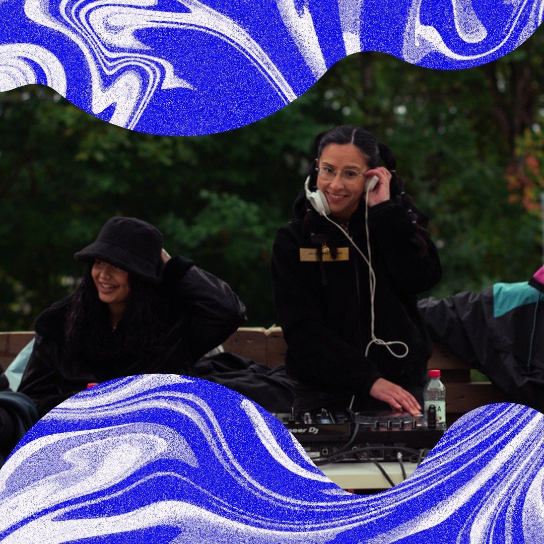 NYTT DJ-RUM PÅ FANZINGO
Rayo Zevallos jobbar som musikpedagog på Fanzingos Medialabb. Utöver det jobbar hon också som professionell Dj. Den 24:e maj öppnar Fanzingos Medialabb ett nytt DJ-Rum, som Rayo varit initiativtagare till.

Vad är dina förhoppningar med Dj-rummet?
- Dj-rummet blir en helt ny form av uttryck inom musik som unga kan ägna sig åt på Fanzingo. Det finns mycket dj-workshops att gå på nuförtiden men jag känner inte till något ställe där man kan fortsätta öva på sina skills och så är det gratis dessutom. Alla har inte råd att ha utrustning hemma. Min förhoppning är att unga ska passa på att använda sig av utrustningen på plats och lära sig spela på spelare som även används i professionella sammanhang. Det är inte svårt att lära sig grunderna inom DJing men det tar tid att känna sig bekväm och bli trygg i att mixa tex, men har man intresset och passionen så går det snabbt. Ser också fram emot att se om det kan uppstå samarbeten mellan dj's, musikproducenter och filmskapare på Fanzingo.

 Kan du berätta mer om Fanzingos DJ-rum?
- I Dj rummet kommer vi ha Pioneer spelare av modellen XDJ-R2, bra monitorer och hörlurar som man kan låna. Musiken man kör med väljer man själv. Det går att boka dj-rummet så som det går att boka studios.

Du har ju själv jobbat länge som professionell DJ- vad är det roligaste med yrket?
- Det roligaste med yrket är att få spela musiken man själv gillar och att kunna få betalt för att ha kul och få styra över ett dansgolv.

Hur började du?
- Helt ärligt så hade jag tröttnat på vad dj's spelade ute vid den tiden, detta var 2012. Jag kände att dom inte vågade utmana dansgolvet eller sticka ut genom att köra annan musik än den kommersiella. Så då bestämde jag mig att testa gå en dj kurs. Jag skaffade en enkel controller och började mixa hemma för mig själv. Efter kursen så fick jag min första bokning. Jag var väldigt aktiv, men det var för jag hade mycket idéer och visioner om hur man kunde förändra musiken som spelas ute i Stockholm och få bokare att våga boka fler dj's som inte är super nischade inom bara en genre/stil, att våga sticka ut mer och på den vägen var det.

Läs resten av intervjun via länk i vår bio!