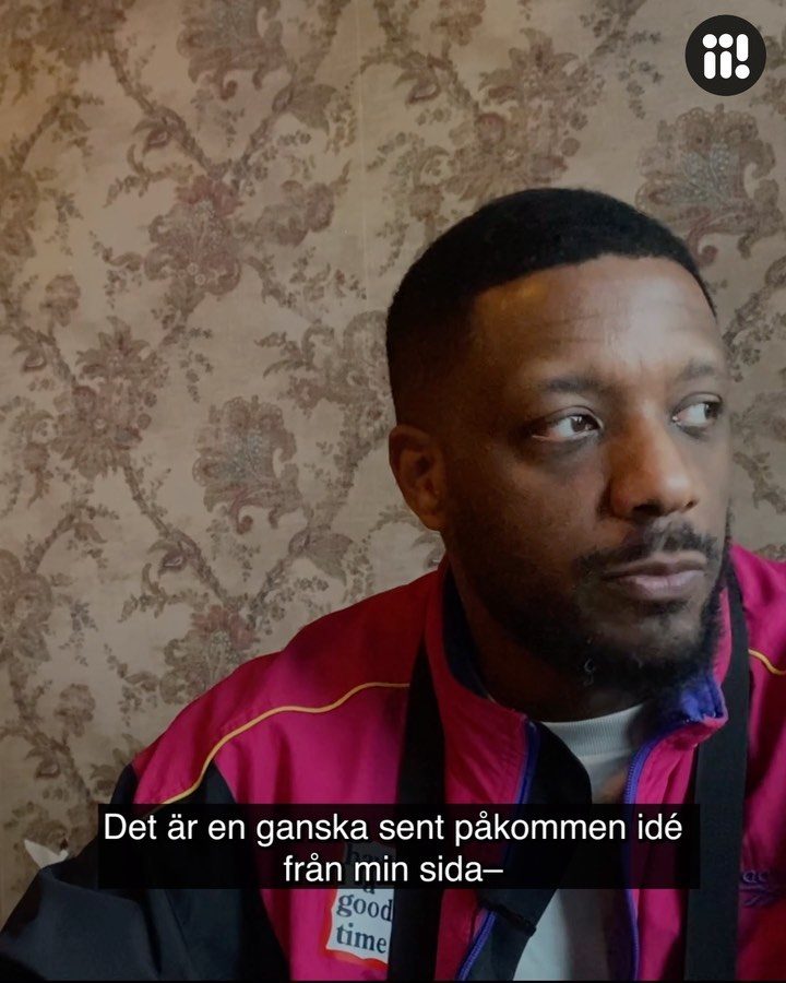 TMRW/TDAY- magisk musikscen på Debaser! 
För att stötta independentartister och skapa fler möjligheter för att uppträda live igen har musikplattformen FRAMÅT, grundat av Adam Taal Musiksupporten och Dr. Martens gått ihop och skapat initiativet TMRW /TDAY. 

Hendelis Elias är projektledare för Fanzingos projekt Musiksupporten: 

"Vi vill att man som artist, ska kunna växa och ta sin musikaliska karriär till nya nivåer, och vi tror starkt på att erbjuda en scen är ett av verktygen dit! Det bästa med kvällarna är såklart alla nya människorna som dyker upp och stämningen är helt underbar! Bara dans, kärlek, positivitet och jubel under TMRW/TDAY kvällarna! Helt klart ett måste gå på!"

Musiksupporten @musiksupporten  drivs av Fanzingo och Mångkulturellt Centrum med stöd av Allmänna Arvsfonden. 

Filmen är gjord av våra reportrar Hampus Carlsson & Astrid Karlflo