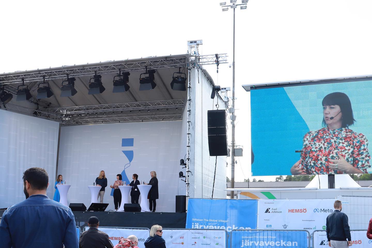 FanzingoJärva!

Årets tema "Valet är ditt" handlade om att skapa möten, samtal och framtidstro framförallt för förstagångsväljare. Järvaveckan drivs av Stiftelsen The Global Village och arbetar för mångfald som erkänd styrka och grundpelare för demokratin.

Fanzingo valde även i år att engagera sig och närvara på Järvaveckan, framför Almedalsveckan. Vad vi gjorde?

1: Fanzingos vd Ellen Tejle uppmanade etablerad media att fördomsbanta under en intensiv debatt om mediebilden av förorten, där hon också ställde frågan: Vem har ansvar för att det nu är rasistiska, polariserande och icke-nyanserande nyheter som nästan enkom matas från landets förorter?

2: På scenen fanns representant från Expressen (Karin Olsson), Aftonbladet (Martin Schori), Nyhetsbyrån Järva (Kerstin Gustafsson Figueroa) och samtalet leddes av Alexandra Pascalioudu.

3: Fanzingos unga korrespondenter Mina Asp och Emanuel Silva fick det stora uppdraget att kommentera statsminister Magdalena Anderssons partiledartal i Järvaveckans studio.

4: ”Varför pratas det inte mer om klimatet i den politiska debatten, en fråga många unga är engagerade i?” undrade Mina. 

5: ”Jag vill slå ett slag för andra viktiga frågor för unga, som infrastruktur, lån och räntor" sa Emanuel

6/7: Vår flygande reporter Joella Kalala gjorde enkätundersökningar och tog tempen på besökare. 

8/9: Vår unga Korrespondent Blessing Olutayo deltog i Sveriges Radios seminariet “2020-talets nya väljare - är medierna till för dem?”.

Om ni missat Järvaveckan finns det programmet kvar på YouTube. 

Tusen tack för allas insats & engagemang - och tack igen till Järvaveckan och dess grundare Ahmed Abdirahman för att ni möjliggör alla dessa viktiga möten! 

@ahmedabdirahman @stiftelsentheglobalvillage @jarvaveckan