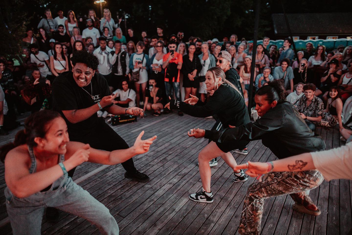 Idag på sommarens sista (officiella) dag, minns vi alla heta sommardagar! ️‍En av höjdpunkterna var såklart @musiksupportens scenprogram på Way Out West! 

Musiksupporten producerade för tredje året i ett unik scenprogram på festivalen. Dagarna fylldes av fet konst, dans, livemusik, Dj:s och högaktuella samtal och diskussioner. 

Mer info:  Musiksupporten är en digital och fysisk plattform som jobbar för att skapa möjlighet för unga talanger från socioekonomiskt utsatta områden i Sverige, att få arbeta med sin kreativitet inom musikindustrin- vad det än kan tänkas vara. Musiksupporten verkar för att unga från orten och professionella från musikbranschen ska mötas.

Musiksupporten drivs av Fanzingo och Mångkulturellt Centrum med stöd av @arvsfonden .

📸Fotograf: Daniela Spiroska @danijelska
