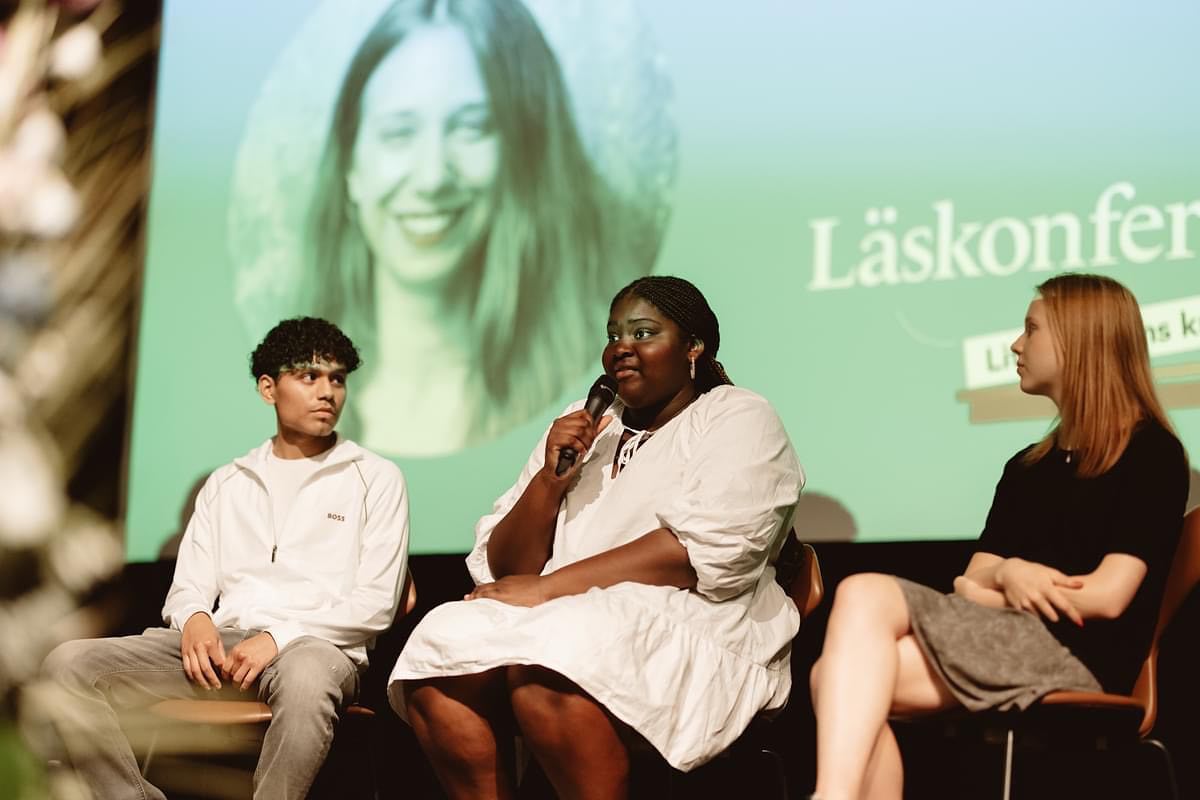 Om unga ska vara motiverade till språkutveckling så krävs det att deras berättelser få ta plats även utanför klassrummet. Det var budskapet under Fanzingos programpunkt på Natur & Kulturs "Läskonferensen 2022". 

Vår mediepedagog Sara Wall tog med sig en panel av unga från Botkyrka som berättade om vilka behov som skolan behöver möta. I panelen satt våra unga skribenter Piero Renteria, Oluchi Anochiam och Nellie Kinell inför en publik av 200 lärare och skolbibliotekarier från hela Sverige. 

Tack till stiftelsen Natur & Kultur för ert stöd och möjligheten att medverka under konferensen!

Foto: Kajsa Charlotta Studios 

@naturochkultur_skola 
@naturochkultur