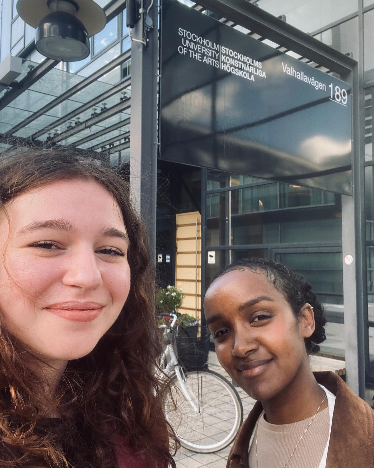 Stort grattis Julia Ammouri och Idil M Gurey till kandidatutbildningarna på Sveriges ledande filmskola, SKH! Julia kommer att studera "Regi - dokumentär och fiktion" & Idil "Idé: koncept, manus och projektledning" 

Både Julia och Idil har länge varit på Fanzingo i olika sammanhang. Idil började på Medielabbet som tonåring och har sedan fått flera olika filmuppdrag & gått filmkursen ”Nya röster” Julia har jobbat som Ung Korrespondent och hon har gjort flera filmuppdrag för Fanzingo. 

Grattis! Hur känns det?

Julia: - Det känns väldigt roligt speciellt efter att man har gått igenom en lååång urvalsprocess. 

Idil: - Det känns fantastiskt!! Jag är extremt taggad!

Vad ser du mest fram emot? 

Julia: - Jag ser fram emot att lära mig och inspireras av grymma lärare och klasskamrater. Att få utveckla mitt skapande i en trygg miljö! 

Idil: - Jag ser fram emot att utvecklas i mitt skrivande, skapa med andra, experimentera och göra misstag som jag lär mig från.

Vad gör du om 3 år? 

Julia: - Jag är öppen för vad som kommer hända min resa i framtiden men mina ambitioner är att då arbeta på min första långfilm. 

Idil: - Då fortsätter jag som manusförfattare! Möjligtvis även producerar och regisserar då jag känner att mina kompetenser kan stretcha åt alla möjliga håll. 

Vad är era tips till andra som vill söka sig till en filmutbildning? 

Julia: - Mitt största tips är att gå in med inställningen att du är grym och verkligen tro på dig själv. Följ din lust och kreativitet. Fundera också vad du konkret vill ha ut från utbildningen.

Idil: - Det är bara att köra på! Finns ingen "hemlighet", utan var bara dig själv och vet vad du är intresserad av.