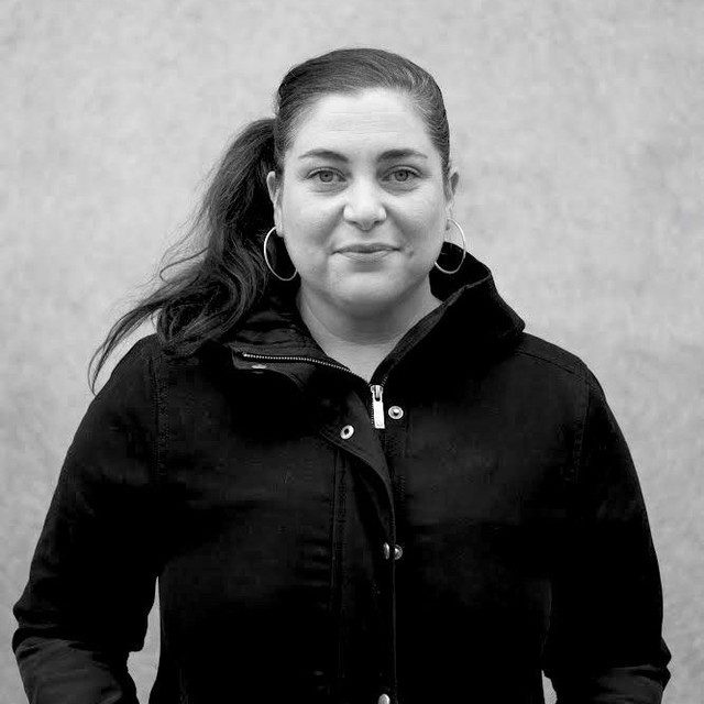TVÅ NYA CHEFER OCH EN NY STYRELSEORDFÖRANDE 
Fanzingo presenterar stolt två nya chefer; Ceylan Holago som ny tillförordnad VD och Diana Zanzi Ferrando som ny personalchef. Universal Music Publishings vd Martin Ingeström blir Fanzingos nya styrelseordförande. Ungas hälsa, mer musik och integration blir Fanzingos fokus kommande år.

Ceylan Holago har varit kulturproducent och rådgivare i över 20 år inom musik och mediebranschen, alltid med ett fokus på inkludering och representation i arbetsprocesser och produktion. Ceylan driver konsultbolaget CMDS, som arbetar med strategier för jämlikhet och integration. Hon är även initiativtagare och drivit Fanzingos projekt Musiksupporten som verkar för att öka möjligheterna för unga vuxna som på olika sätt vill arbeta inom musikbranschen

Diana Zanzi Ferrando är utbildad inom management, organisation och genusstudier och har de senaste åren jobbat på Stockholms tjejjour som utbildningsansvarig, projektledare och volontärsamordnare, samt på Allbright som jämlikhetskonsult. Hon har sedan tidigare ett starkt ideellt engagemang inom rättvisefrågor och ett särskilt intresse för intersektionellt och interkulturellt ledarskap.

Ellen Tejle som har varit VD på Fanzingos sedan 2017, kommer delvis vara tjänstledigt under minst ett år. 

– Jag är oerhört stolt över Fanzingos rekrytering av Ceylan Holago och Diana Zanzi Ferrando som kompletterar varandra i mediehusets viktiga uppdrag att synliggöra och stärka de grupper och områden som far mest illa av dagens politik och mediabevakning. Det finns ingen annan väg än att satsa på handlingskraftiga och strategiska personer med bästa möjliga kompetens, säger Ellen Tejle

Martin Ingeström, som länge varit engagerad i Fanzingos styrelse som ledamot, blev vald till ny ordförande. Martin är VD för Musikförlaget Universal Music Publishing Nordic, och har jobbat i musikbranschen hela sitt liv.

Obs! Texten är en förkortad version av pressmeddelandet. Hela pressmeddelandet finns på vår hemsida fanzingo.se