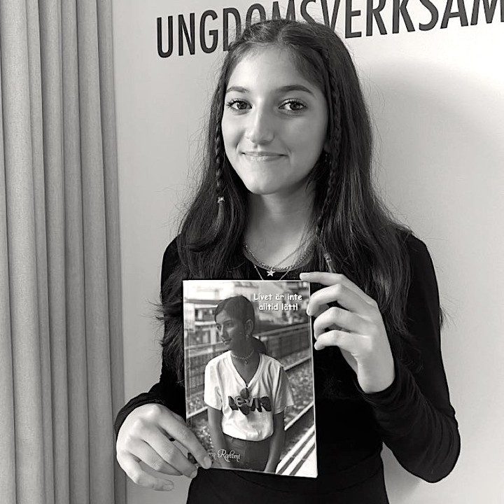 VI INSPIRERAS AV DORSA RAHIMI 
Hon var bara tio år gammal när hon själv publicerade sin första bok ”Livet är inte alltid lätt”, som handlar om hennes erfarenheter av mobbning. Idag är Dorsa Rahimi 14 år gammal och föreläser om feminism och utanförskap i skolor runt om i Sverige.

Unga Korrespondenten Fahmo i Borås träffade den unga författaren som berättade om sitt skrivande, de tuffa skolåren och engagemanget för kvinnors rättigheter.

"Jag fick inspiration från min lillasyster och samhället, när jag såg att andra också var mobbade. Jag var inte ensam i min position," säger Dorsa om hur första boken blev till. 

Läs hela intervjun via länken i vår profil eller via @sverigeroster.se