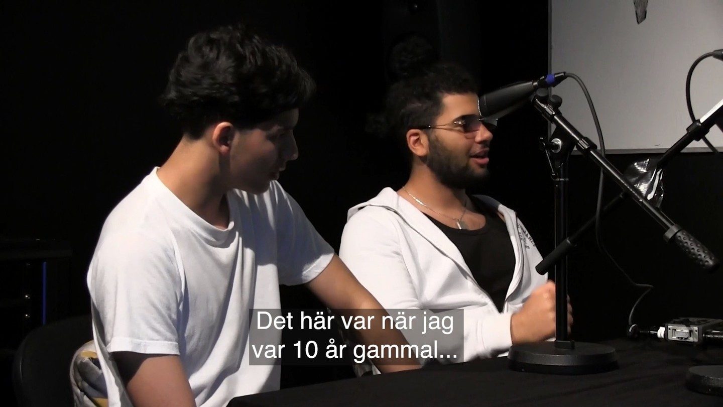 "SIST JAG VISADE KÄNSLOR, SA DE BARA: "MAN UP!"
Idag är det internationella mansdagen. Vi har valt att lyfta unga förebilder som på olika sätt också vill lyfta, samtala och förbättra mäns hälsa i vårt samhälle, för det behövs. 

Piero Rentería, 17 år från Fittja, är en av dem. Piero är intresserad av att prata om manlighet och svårigheter med att leva upp till olika förväntningar på unga killar. Han bestämde sig därför för att bjuda in sina bästa vänner för att medverka i ett samtal om detta i en podcast. Podden heter "Pierologisk" och den kommer släppas snart i sin helhet. Här får ni ett smakprov av podden.  

Hej Piero! Varför ville du göra den här podden? 
– Främst för att jag ville uppmärksamma grabbars psykiska hälsa. Jag ville lyfta grabbar därute som har det svårt, som mår psykiskt dåligt och inte får uttrycka det. Det finns en norm som säger: "män ska inte visa sig svaga"- jag vill få fler att känna att det är ok att visa hur man mår. 

Vad tyckte dina kompisar om att spela in en podd? 
– Alla var lika taggade! Vi alla hade samma mål och tankar kring podden. Det är vänner från olika kulturer, olika länder: Marocko, Chile, Irak och Afghanistan, och jag själv är från Peru. Jag trodde det skulle vara skillnad, man tänker kanske: ”olika kulturer, olika tankesätt” - men det var typ samma för oss alla! Vi alla kunde relatera till att det ibland känns svårt att visa känslor… Våra föräldrar uppfostrade oss på samma sätt, tex att man inte ska ”visa sig svag” som kille. Sen tror jag också att normerna ser olika ut, beroende på vart man växer upp. Här i orten är det nog mer att man som kille ska vara tuff, inte gråta, inte vara svag… andra har nog det mjukare i sin uppfostran. 

Vad är din (era) förhoppning med podden? 
– Målet med podden är att skapa en förändring, att det är ok att prata ut! Att hålla saker inom sig gör att folk mår ännu sämre. Det är enklare att prata med ens vänner. Vi kan alla prata ut och stötta varandra. Jag önskar att alla kunde ha en sån relation till sina vänner. Tyvärr har inte alla det, jag är lyckligt lottad över att ha de vännerna jag har.

 (fortsättning i kommentarerna!)