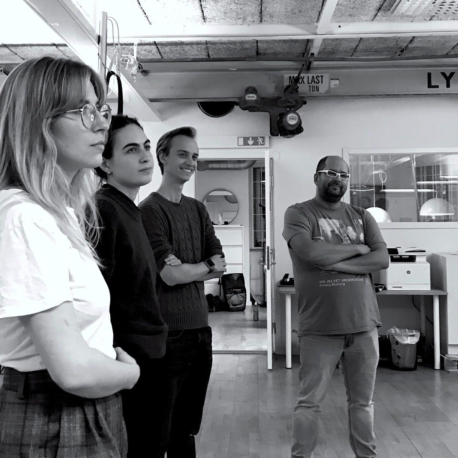 "Det känns som att jag har en kortfilm nu, även om den inte har gjorts än, känns den färdig i mitt huvud" säger en av deltagarna under Nya Röster: Workshops avslutningsmiddag.

Under hösten har våra åtta deltagare från Nya Röster:Workshop fått utveckla sina fantastiska kortfilmsidéer tillsammans med regissören Simon Elvås som varit kursens handledare. Workshoparna har varit allt från manusutveckling, pitchteknik till regi-övningar.

Tack för denna termin, vi ser fram emot att följa alla spännande filmprojekt!

Nya röster: Workshop görs i samarbete med Film Stockholm och kommer att vara tillbaka under våren. Kursen görs i samarbete med Svenska Filminsitutet.

@filmstockholm 
@_nomoreparty_
