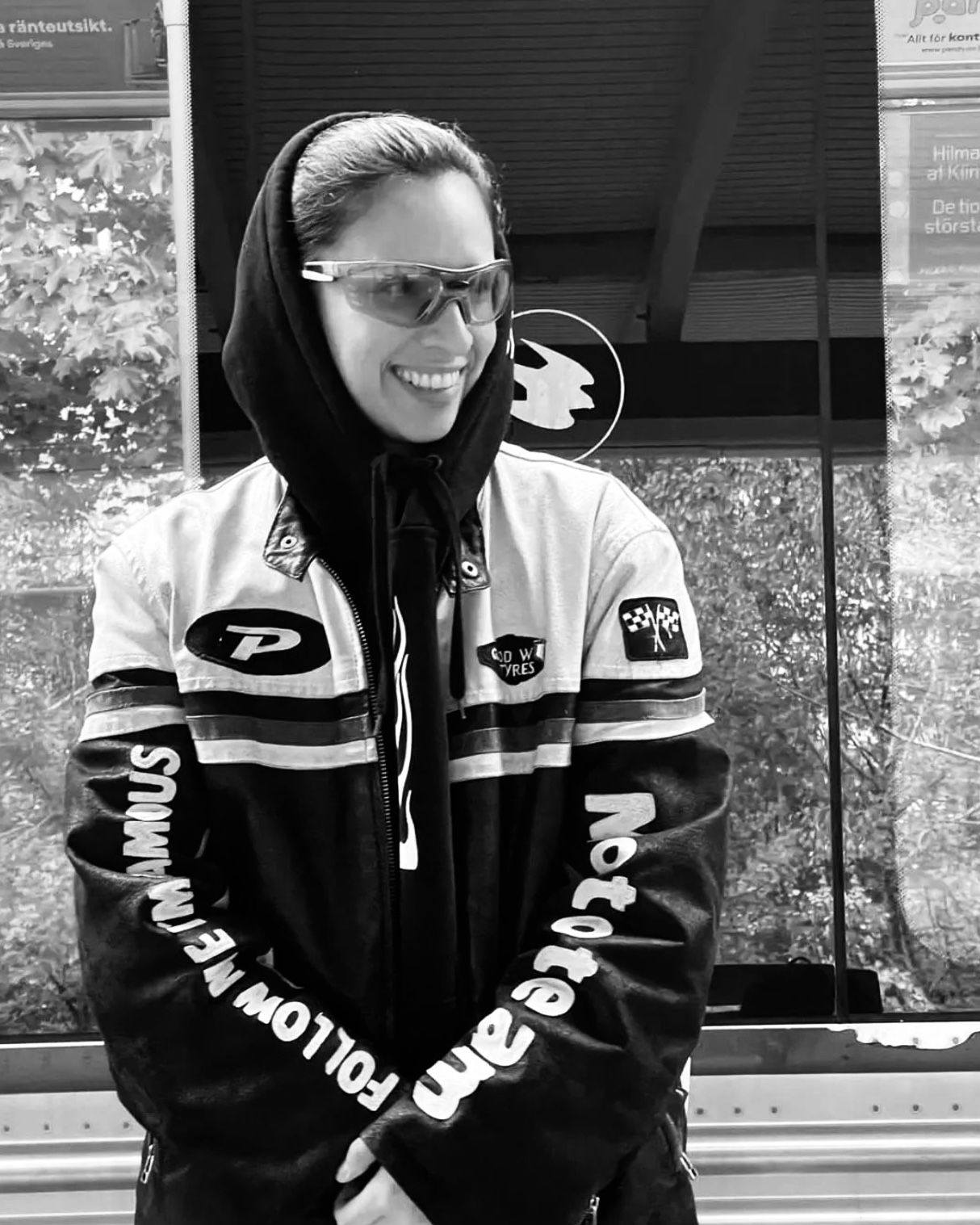 VI INSPIRERAS AV RAYO
Vi pratar om Rayos medverkan i porträttserien ”Women in Music”, om DJ-livet och om musikbranschens gatekeepers.

VEM ÄR DU?
Jag heter Rayo, 35 år, som jobbar som frilansande DJ, musikproducent och mediapedagog på Fanzingos Medialabb.

HUR BÖRJADE DU PRODDA?
För 10 år sen bestämde jag mig för att börja DJ:a så i samma veva som jag lärde mig själv att DJ:a så blev jag intresserad av musikproduktion. Drömmen var att spela min egen musik ute, det var det som motiverade min musikproduktion. Så jag började prodda klubb / dans musik. Sedan har det varit till och från med båda men på senare tid har jag dedikerat mig själv mer åt produktion och att vara mediapedagog.

DU VAR NYLIGEN FEATURED I ETT PROJEKT SOM HETTE ”WOMEN IN MUSIC”?
Det är ett initiativ av Paulina Thoren för att lyfta kvinnor och icke-binära inom musikbranschen genom en porträttserie. Kvinnor och icke-män syns ofta på scen som sångare till exempel men det är oftast en snubbe som håller på med det tekniska eller med produktionen. Jag märker själv att när jag t.ex Dj:ar måste jag bevisa mig själv mer än en snubbe, inte överallt men generellt. Snubbar hjälper gärna varann. Därför försöker jag lyfta tjejer och icke män inom branschen.

VARFÖR ÄR DET VIKTIGT FÖR DIG ATT TJEJER OCH CIKE-BINÄRA LÄR SIG PRODDA PÅ FANZINGOS MEDIALABBET?
På medialabbet får ALLA som besöker oss hjälp oavsett. Men jag märker att det finns olika attityder och olika sätt för killar och tjejer att approacha musikproduktion. Killar tar för sig mer och vill testa direkt, de kör gärna på även om det inte har nån aning. Men jag har märkt att många tjejer inte ens vågar göra fel. Det är som att de är så vana att bli kritiserade. Jag tror det går tillbaka till hur samhället ser ut i stort. När jag har försökt lära ut grundläggande tekniska delen av musikskapande till tjejer har många sagt att “det är väl en kille som ska göra det?”. Då vill jag gärna utmana dem genom att fråga varför de tycker så, varför det inte är självklart för dem att lära sig de här sakerna också? Jag vill gärna att fler tjejer ska vara tekniskt kunniga för att de ska våga ta plats i musikstudion.

MER FRAMTIDEN OCH TIPS I KOMMENTARERNA!