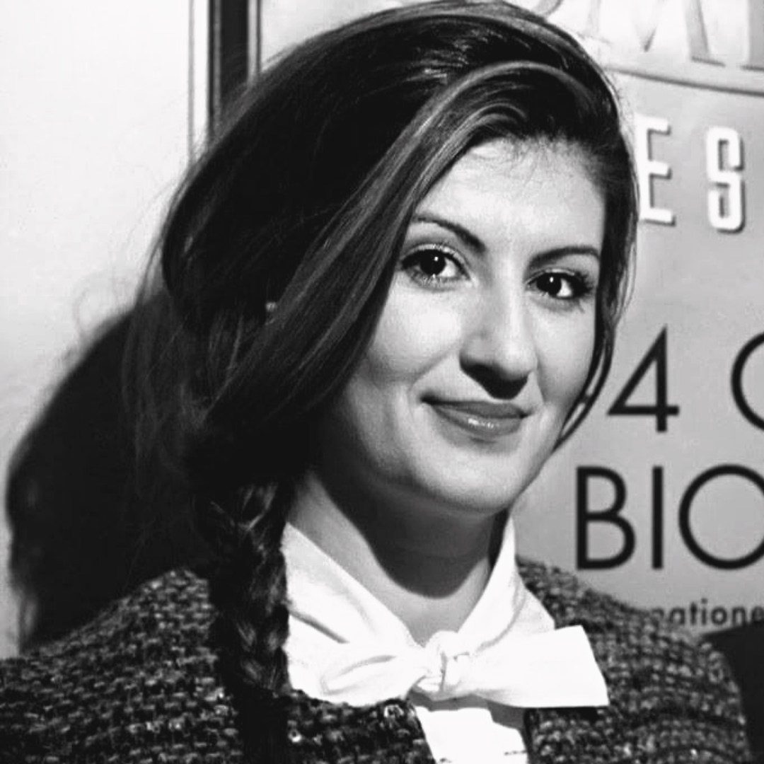 FREDAGSINTERVJUN: En helt vanligt Alingsåsbo visar sig vara en legend. Nisti Sterk letar alltid efter andra länders Birgitta Andersson och hittade för 8 år sen Afghanistans egna. Ikväll har dokumentären om Hamida Abdullah, den första kvinnliga komikern i afghansk tv premiär på SVT och SVT Play. På 90-talet tvingades Hamida fly när talibanerna intog Kabul, idag bor hon i Sverige med sin papegoja och drömmer om en filmroll i en svensk film. Nisti Sterk berättar om vad det är som driver hennes dokumentärfilms skapande.

Hur kom du på idén att göra en film om Hamida?

I och med komedi filmfestivalen som jag driver sen 2014 letar jag alltid efter andra länders Birgitta Andersson, och 2015 frågade jag runt om det fanns någon från Afghanistan som var en stor kvinnlig skådespelare och komiker. Det visade sig att hon bodde i Alingsås. Och nu åtta år senare är filmen om henne klar.

Vad vill du förmedla med filmen?

Oavsett vem du är, var du kommer ifrån - sluta ALDRIG drömma. Och om vi ger rätt förutsättningar till de som kommer till vårt land, så kommer de kunna blomma ,växa i självförtroendet och knoppa ut till vackrare blommor.

Varför gör du dokumentärfilm?

Precis som Fanzingo så vill jag lyfta berättelser som förändrar och berör.

Vad har varit den största utmaningen?
Ekonomi och tid är alltid utmaning när det kommer till dokumentärfilm. Vi har också varit beroende av att hitta bra tolkar till dari. Och lite ovanliga och dråpliga trubbel med att Hamidas papegoja aldrig slutade prata när vi skulle göra intervjuer.

Vad har du på gång härnäst?

Jag har länge jobbat med en film för att skildra de kvinnliga politikernas resa i Sveriges Riksdag, som jag hoppas få finansiering för att kunna slutföra. Och sen har jag flera idéer och projekt på gång med spelfilm med brittiska komediennen Sally Phillips.

Nisti Stêrk, är skådespelare, producent, filmfestivalgeneral, driver bolag, och har idag premiär för sin fjärde dokumentärfilm på SVT.

Hamida - En Afghansk filmstjärna från Alingsås går på SVT2 fredag 10 mars kl 20.00, och finns även att se på SVT Play. Den kommer även att visas i Sveriges Riksdag den 30 mars.

Foto Nisti med Hamida: Isabell Höjman